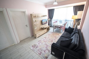 Apartamento Deluxe, 1 habitación | Zona de estar | Una televisión LCD