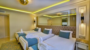 Quarto triplo luxo | Frigobar, cofres nos quartos, quartos à prova de som, Wi-Fi de cortesia