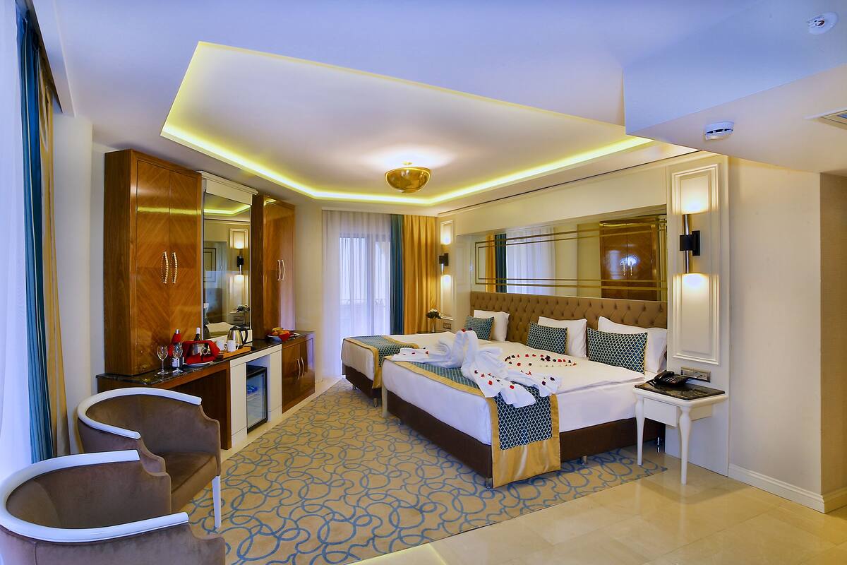 Habitación de hotel con una cama grande, un escritorio, una silla y baño.