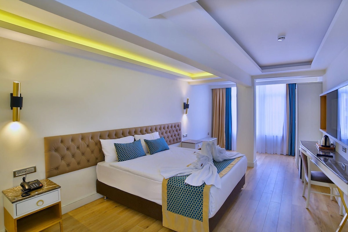 Minibar, in-room safe, soundproofing, WiFi (free)