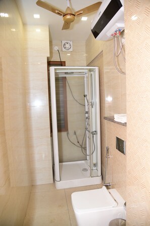 Phòng đôi Cao cấp, 1 giường cỡ king | Phòng tắm | Buồng tắm vòi sen