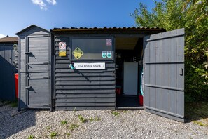 Shared kitchen - The Little Hide - Adult Only Camping Pods (York)