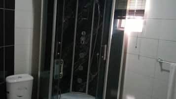 Dype avslapningsbadekar, regndusjhode og toalettartikler (inkludert)