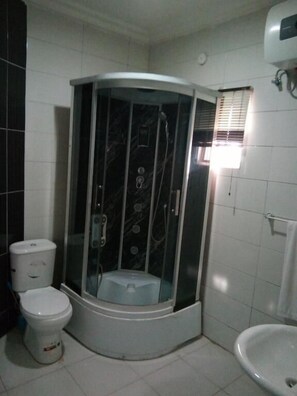 Tina profunda, regadera tipo lluvia, amenidades de baño gratuitas 