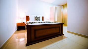 Hochwertige Bettwaren, Zimmersafe, Schreibtisch, Verdunkelungsvorhänge