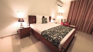 Ropa de cama de alta calidad y caja de seguridad en la habitación