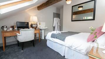 Desk, laptop workspace, iron/ironing board, free WiFi