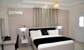 Escrivaninha, Wi-Fi de cortesia, roupa de cama