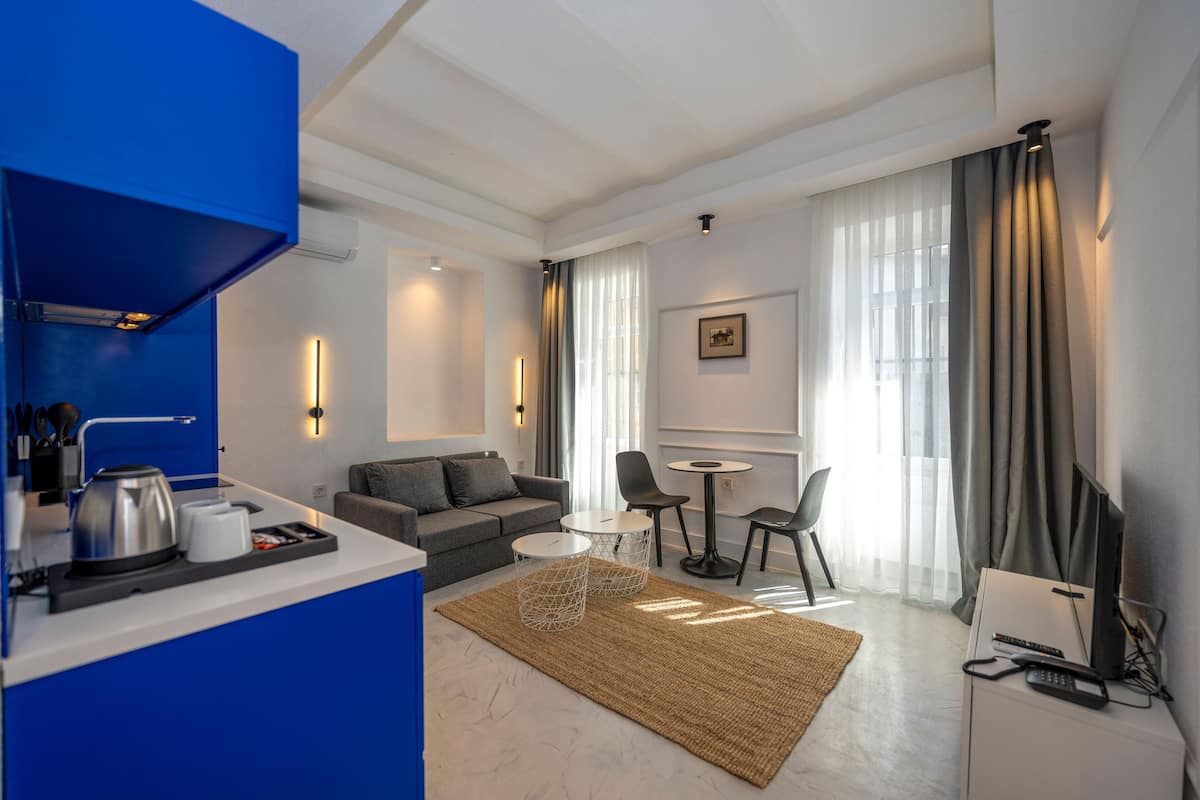 Family Suite | Minibar, in-room safe, desk, soundproofing