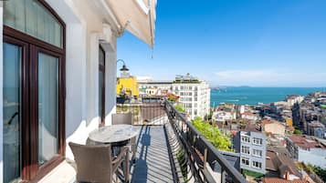 ميني بار وخزنة داخل الغرفة ومكتب وتجهيزات عازلة للصوت