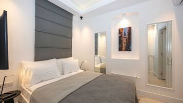 ميني بار وخزنة داخل الغرفة ومكتب وتجهيزات عازلة للصوت