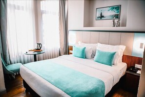 Minibar, caja de seguridad en la habitación y escritorio 