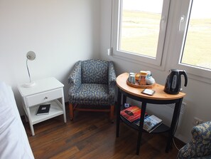 Kahden hengen huone (yksi tai kaksi sänkyä), oma kylpyhuone, järvinäköala | Ilmainen Wi-Fi, vuodevaatteet