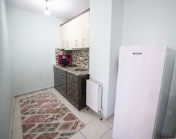 Refrigerador con freezer, microondas, placa de cocina