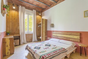 Double Room, Shared Bathroom | Down comforters, memory foam beds, laptop workspace, iron/ironing board - BirdHouse (Barcelona)