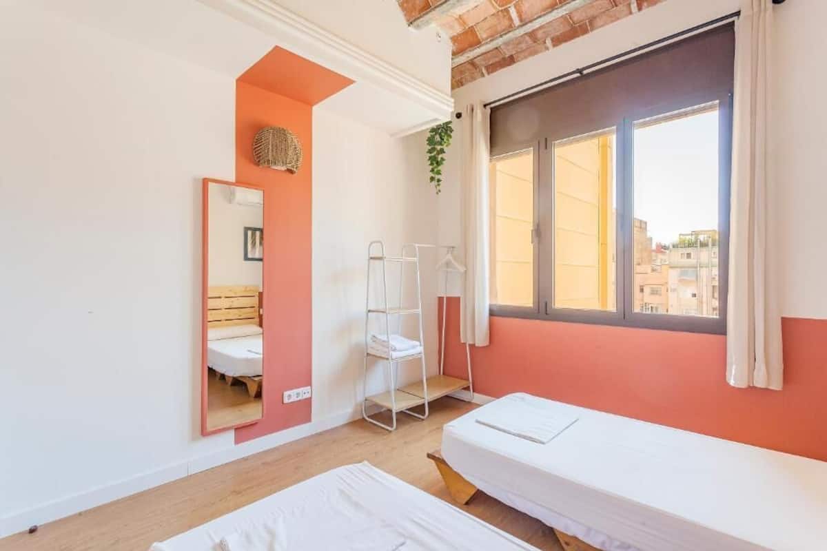 Habitación con 2 camas individuales, baño compartido | 1 habitación, edredón y camas con efecto memoria