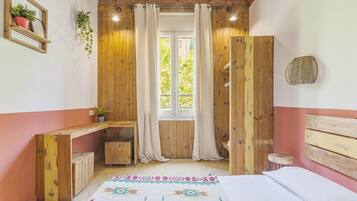 Tweepersoonskamer, gemeenschappelijke badkamer | Donsdekens, bedden met traagschuimmatrassen, een laptopwerkplek