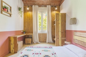 Double Room, Shared Bathroom | Down comforters, memory foam beds, laptop workspace, iron/ironing board - BirdHouse (Barcelona)