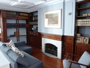 Loft | Down comforters, memory foam beds, laptop workspace, iron/ironing board - BirdHouse (Barcelona)