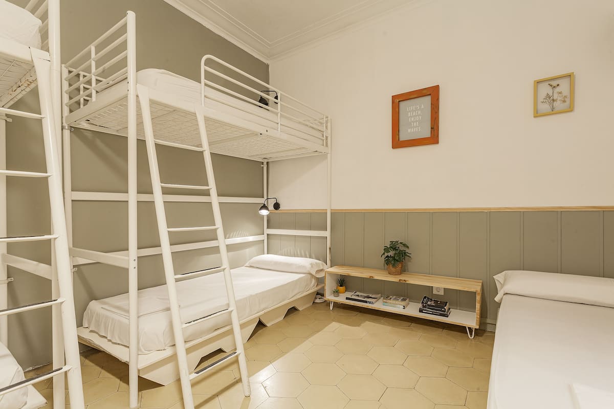 Habitación familiar, baño compartido | 1 habitación, edredón y camas con efecto memoria
