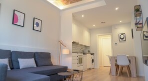 Apartment, 1 Bedroom | Private kitchen | Fridge, microwave, oven, stovetop - BirdHouse (Barcelona)