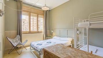 Habitación cuádruple, baño compartido | 1 habitación, edredón y camas con efecto memoria