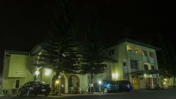 Vista frontal de la propiedad por la tarde o noche