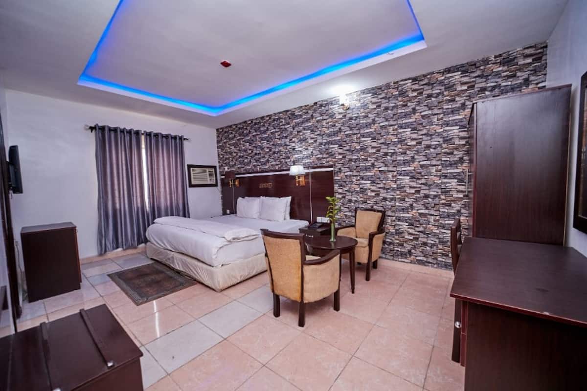 Presidential Suite | In-room safe, free WiFi, bed sheets