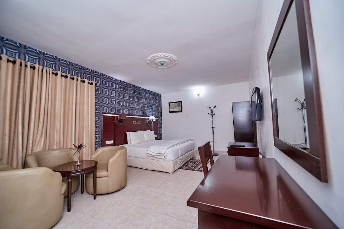 Executive Suite | In-room safe, free WiFi, bed sheets