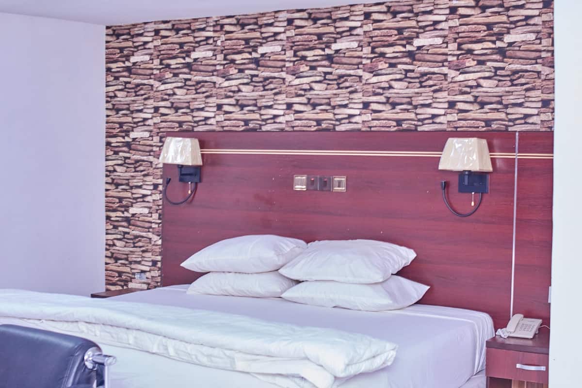 Luxury Suite | In-room safe, free WiFi, bed sheets
