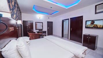 Suite empresarial | Caja de seguridad en la habitación, wifi gratis y ropa de cama