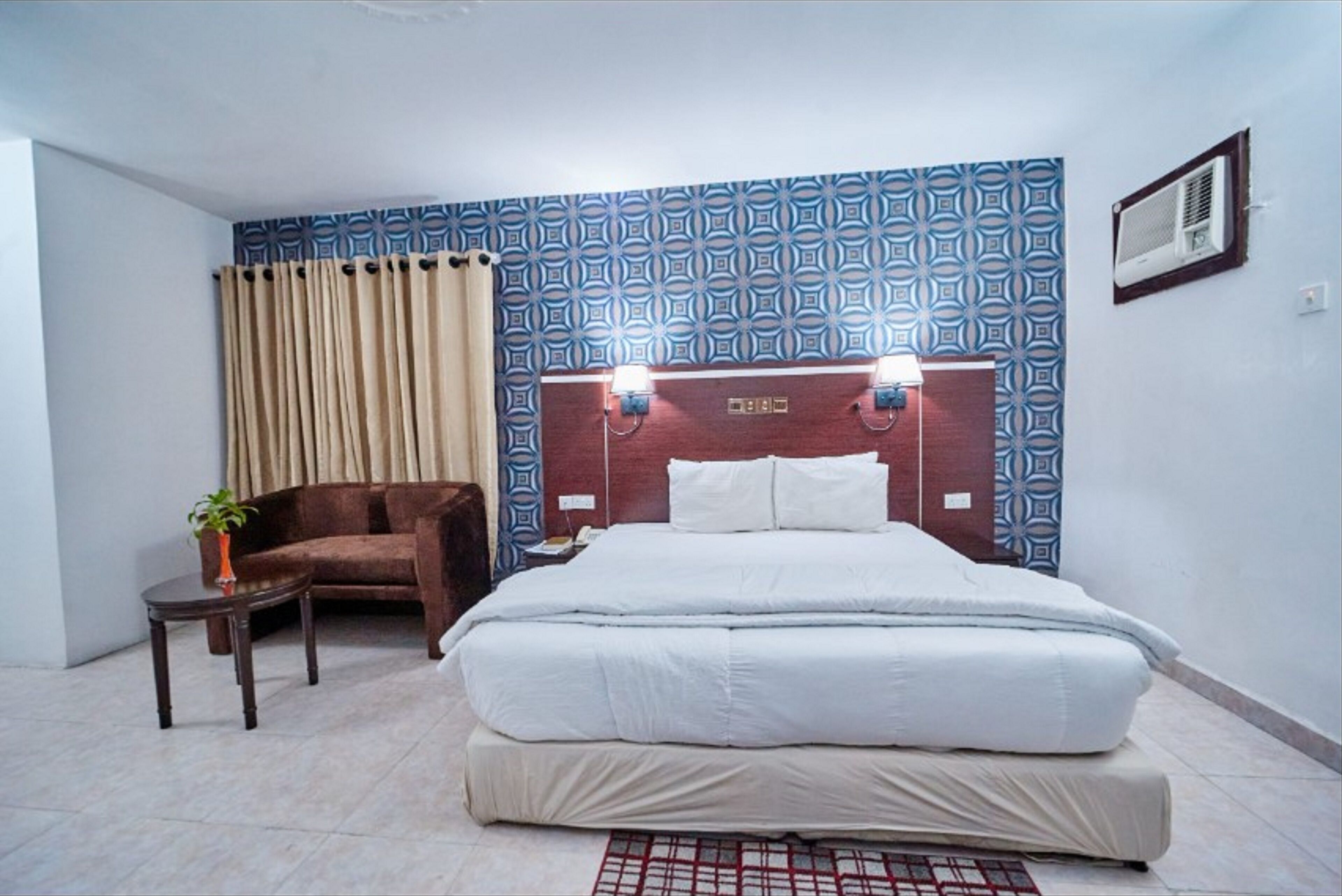 Business-Suite | Zimmersafe, kostenloses WLAN, Bettwäsche