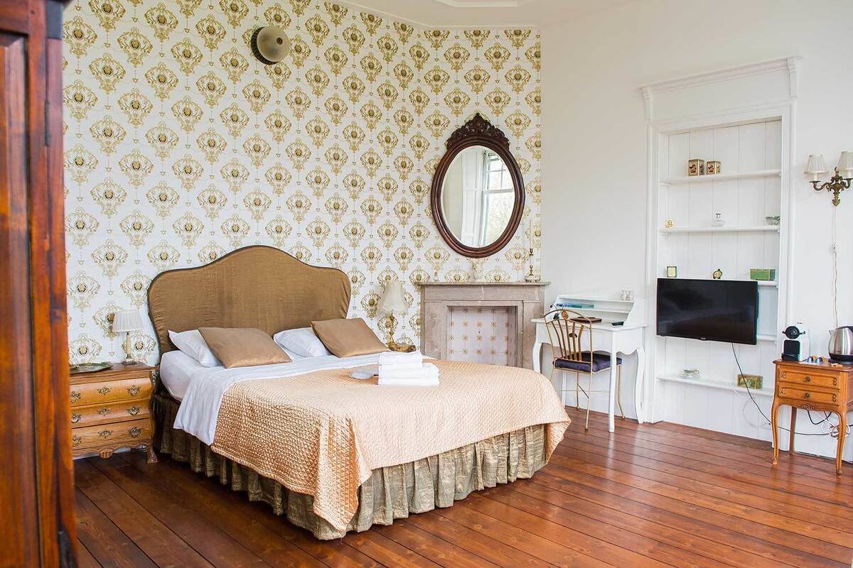 Quarto casal luxo, 1 cama Queen, banheiro privativo, vista para o jardim | Cofres nos quartos, escrivaninha, Wi-Fi de cortesia