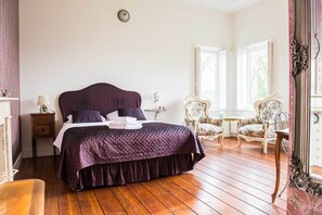 Quarto casal conforto, 1 cama Queen, sacada, vista para o jardim | Cofres nos quartos, escrivaninha, Wi-Fi de cortesia