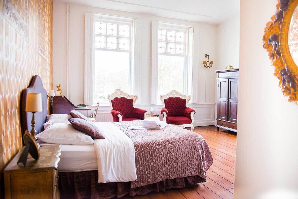 Quarto casal conforto, 1 cama Queen, sacada | Cofres nos quartos, escrivaninha, Wi-Fi de cortesia