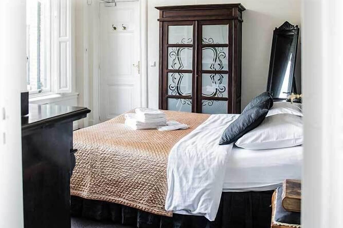 Suíte exclusiva, 1 cama Queen, terraço, no piso térreo | Cofres nos quartos, escrivaninha, Wi-Fi de cortesia