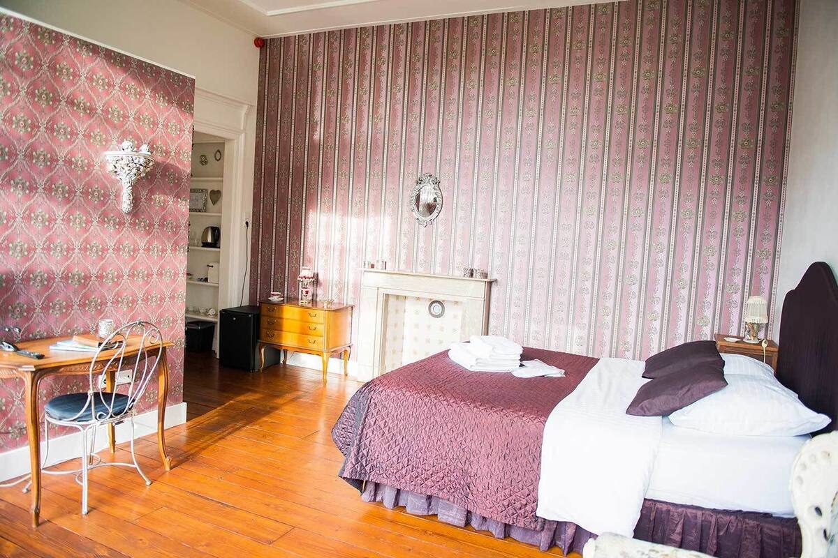 Quarto casal conforto, 1 cama Queen, sacada, vista para o jardim | Cofres nos quartos, escrivaninha, Wi-Fi de cortesia