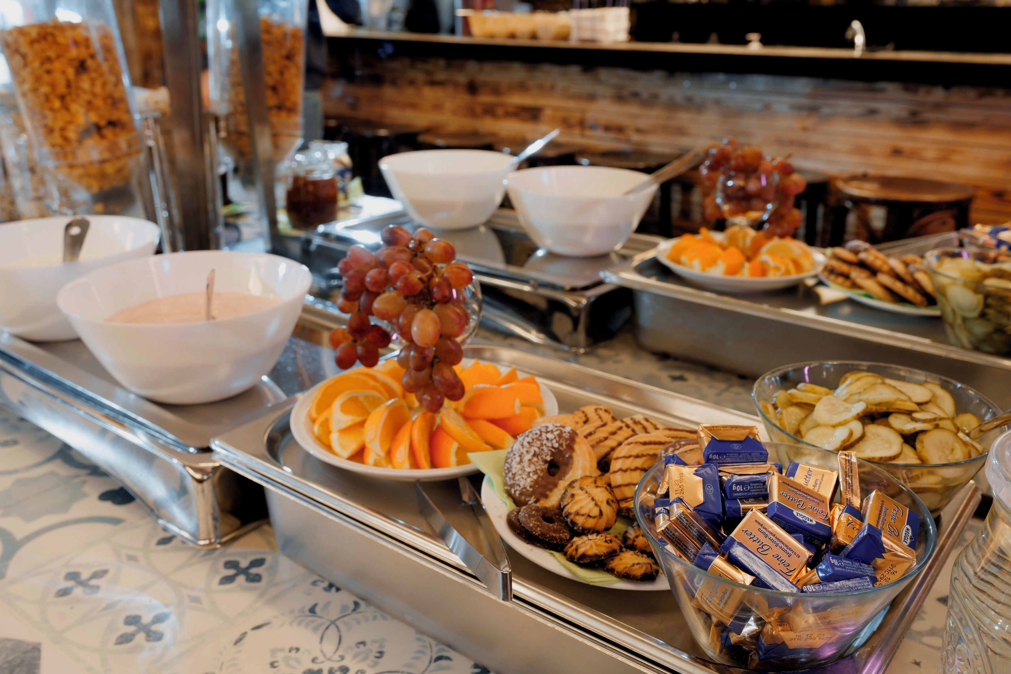 Tägliches Frühstücksbuffet (8 EUR pro Person)