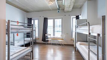 Een bureau, gratis wifi, beddengoed