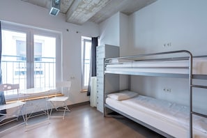 Escritorio, wifi gratis, ropa de cama