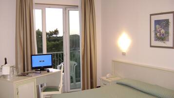 Zimmersafe, Schreibtisch, kostenlose Babybetten, kostenloses WLAN