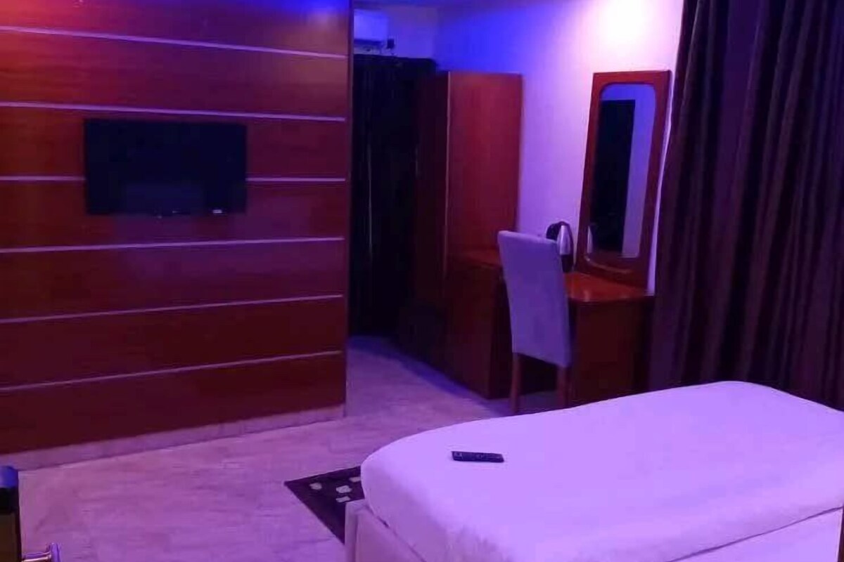 Deluxe kamer, 1 kingsize bed | Luxe beddengoed, een bureau, gratis wifi, beddengoed