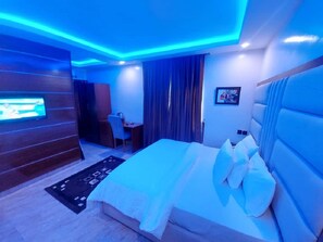 Executive Suite, 1 King Bed | Premium bedding, desk, free WiFi, bed sheets - NEW POINT HOTEL AND SUITES (Uyo)