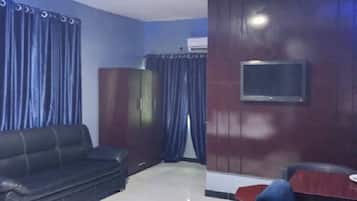 Suíte empresarial, 1 cama King | 1 quarto, roupas de cama premium, escrivaninha, Wi-Fi de cortesia