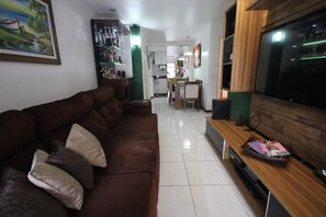 Apartamento standard, 2 quartos | Sala de estar