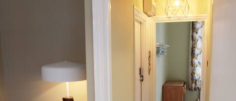 First Floor Apartment | Oppholdsområde | Flatskjerm-TV og filmkjøp