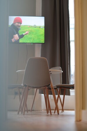 First Floor Apartment | Área de sala de estar | Televisión de pantalla plana y películas con cargo 