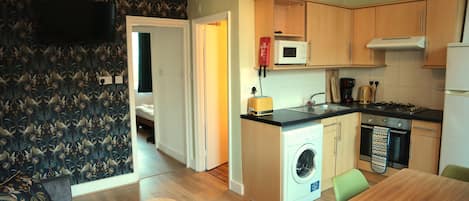 Second Floor Apartment | Cocina privada | Refrigerador, horno, tetera eléctrica y tostadora