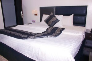Luxury Room | Premium bedding, desk, laptop workspace, free WiFi - Fresh Spring Hotels & Towers (Uyo)