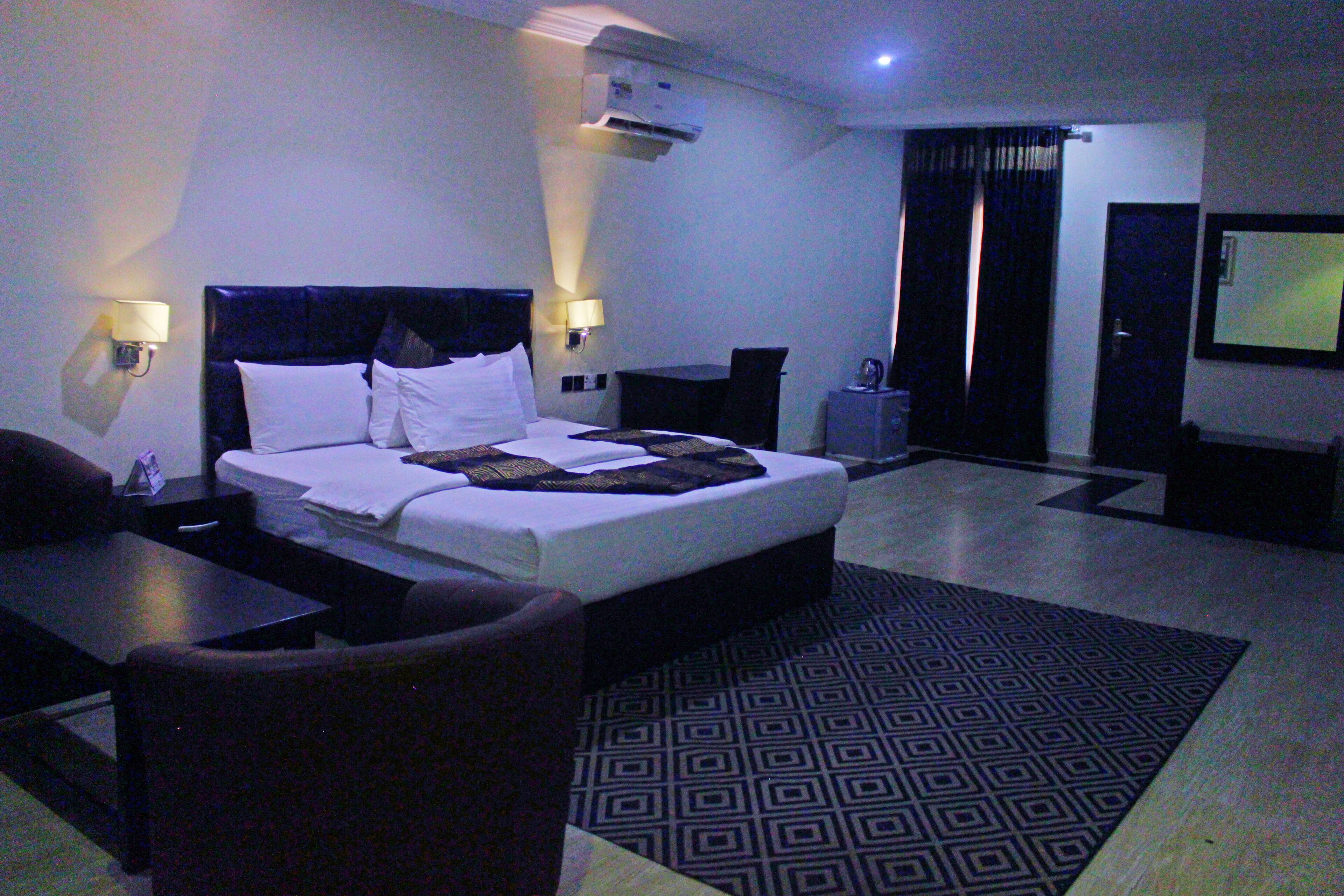 Kahden hengen executive-huone | Ylelliset vuodevaatteet, työpöytä